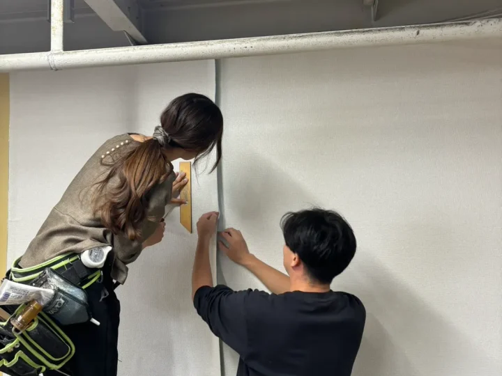 壁紙(クロス)の汚れ・黄ばみ・剥がれ…その原因と対策を解説!岡山市の壁紙(クロス)施工事例もご紹介