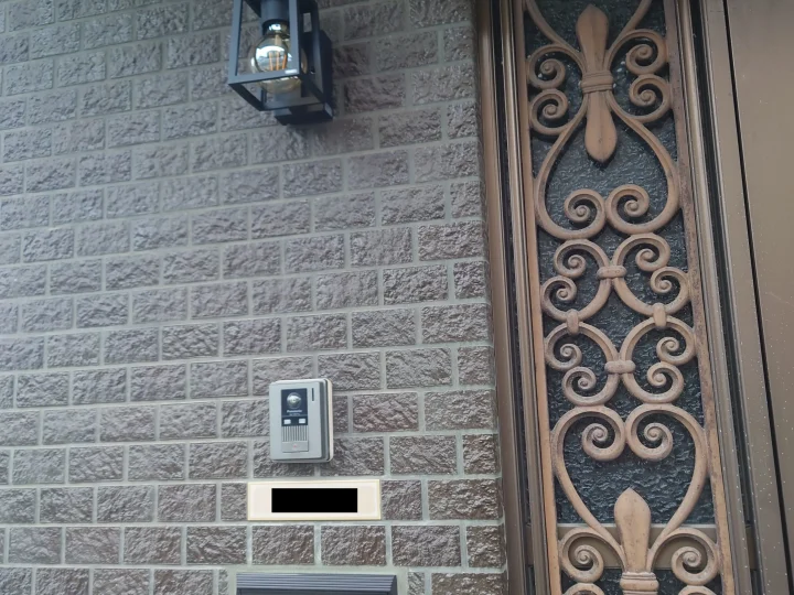 【岡山市北区S様邸】玄関ポスト開口拡張、玄関照明交換工事