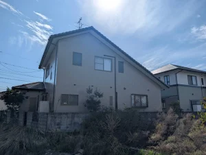 岡山市南区 外壁塗装 施工後 水路側から見た外観(ベージュに塗り替え)
