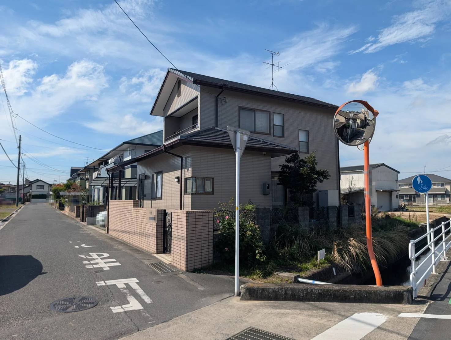 岡山市南区 外壁塗装 施工後 交差点側から見た外観