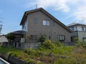 岡山市南区 外壁塗装 施工前 水路側から見た外観(色あせした外壁)