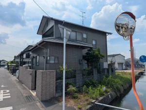 岡山市南区 外壁塗装 施工前 交差点側から見た外観