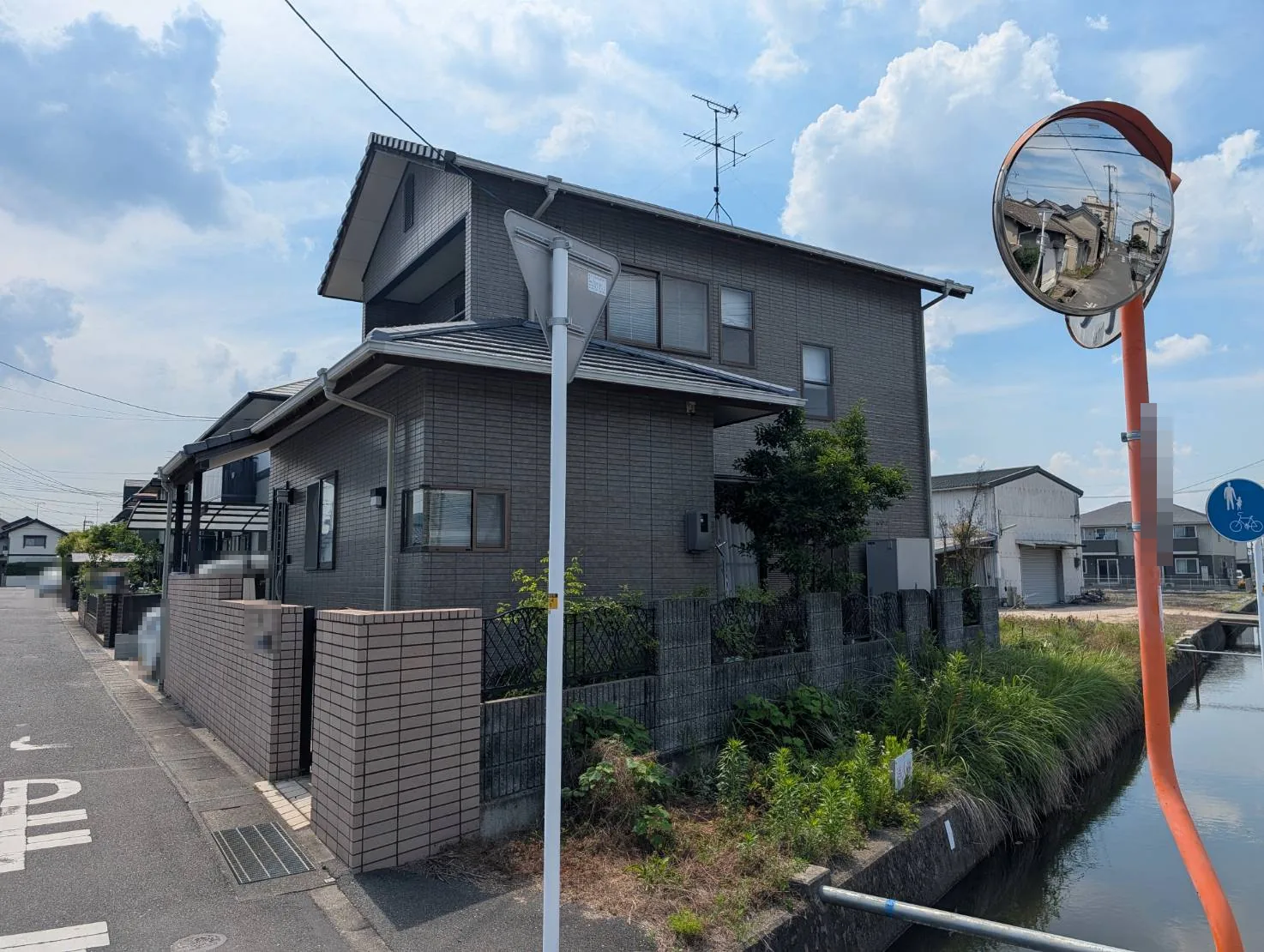 岡山市南区 外壁塗装 施工前 交差点側から見た外観